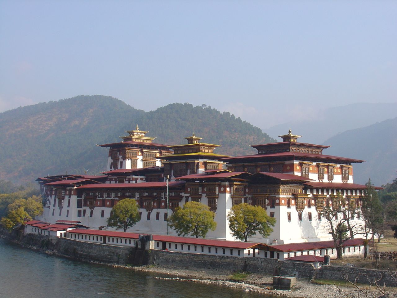 https://d3r8gwkgo0io6y.cloudfront.net/upload/Punakha Dzong01.jpg